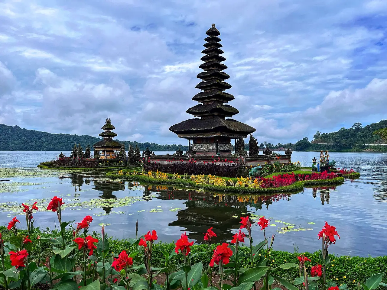 Bedugul Lake Temple & Tanah Lot Private Tour